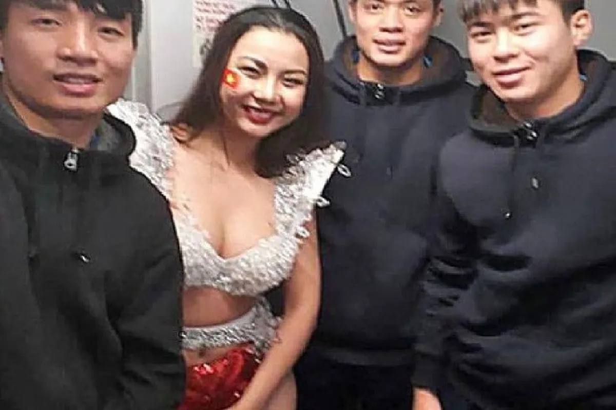 ปรับสายการบินเวียดนาม เหตุนำพริตตี้ต้อนรับนักบอลถึงบนเครื่องบิน