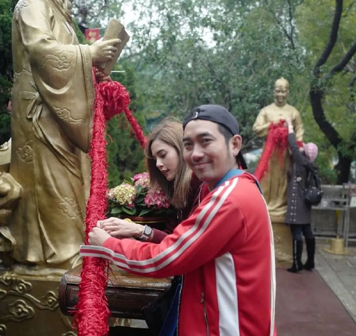 อุ้ม-บอล จัดทริปบินลัดฟ้า ผูกด้ายแดงเสริมดวงความรักที่ฮ่องกง