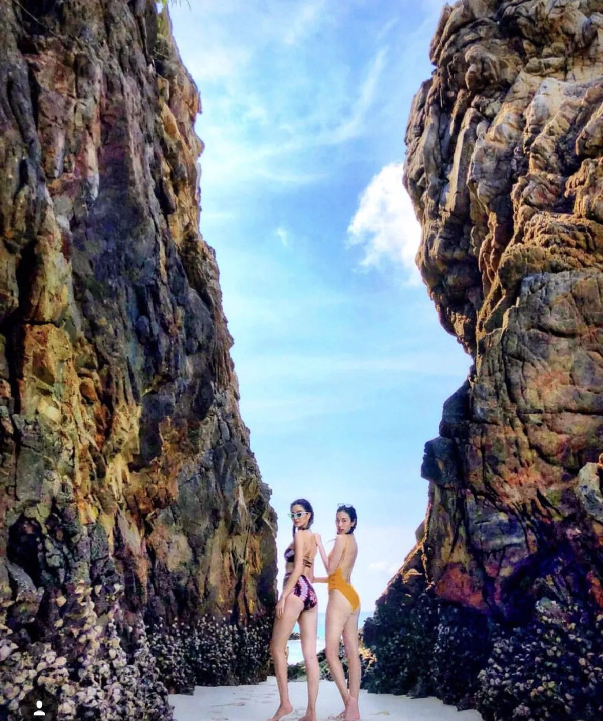 ทริปนี้บังเอิญเจอ! เมย์-กวาง นุ่งบิกินี่ประชันแซ่บริมทะเลพม่า