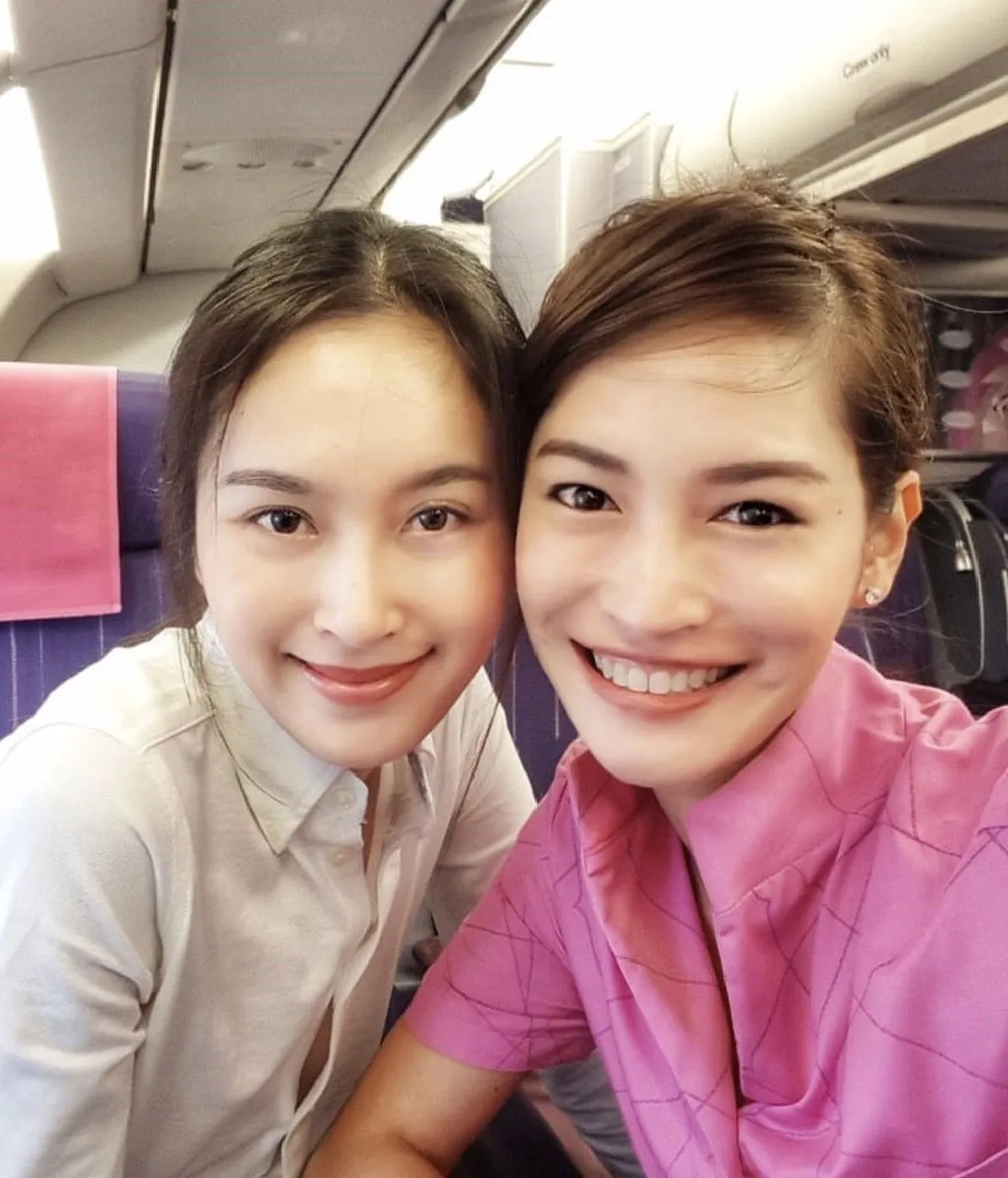 พลอย พลอยพรรณ ในมาดแอร์โฮสเตสสาว หาเงินเลี้ยงลูกทั้ง2คน