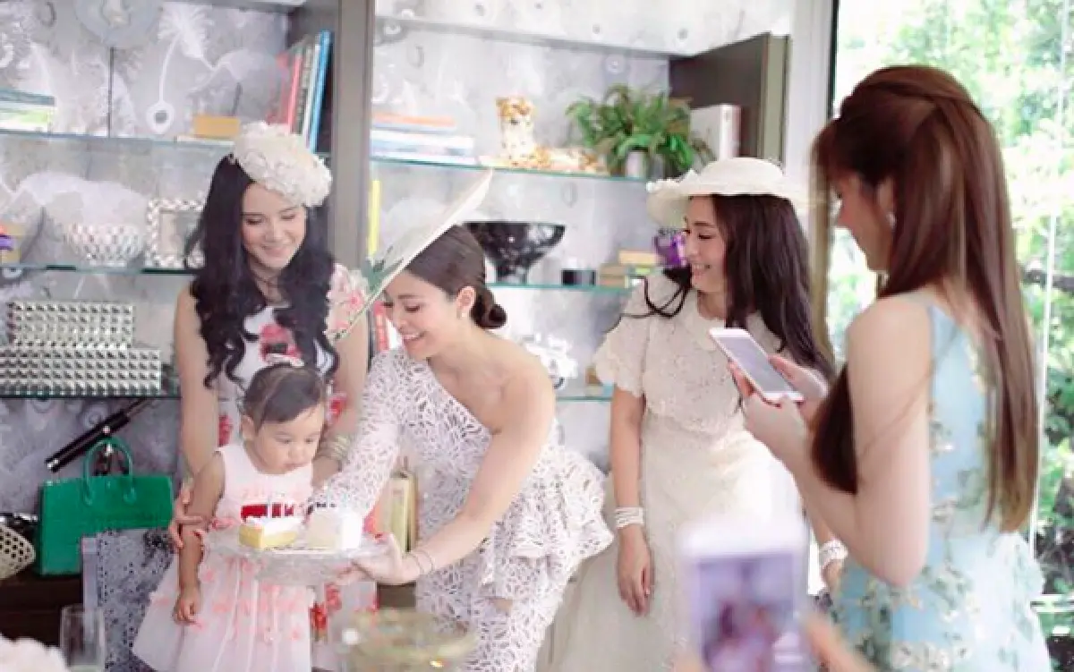 อิ่มบุญอิ่มใจ! "เอมมี่" เข้าวัดทำบุญวันเกิด 34 ปี ด้านสามีเซอร์ไพรส์หวาน