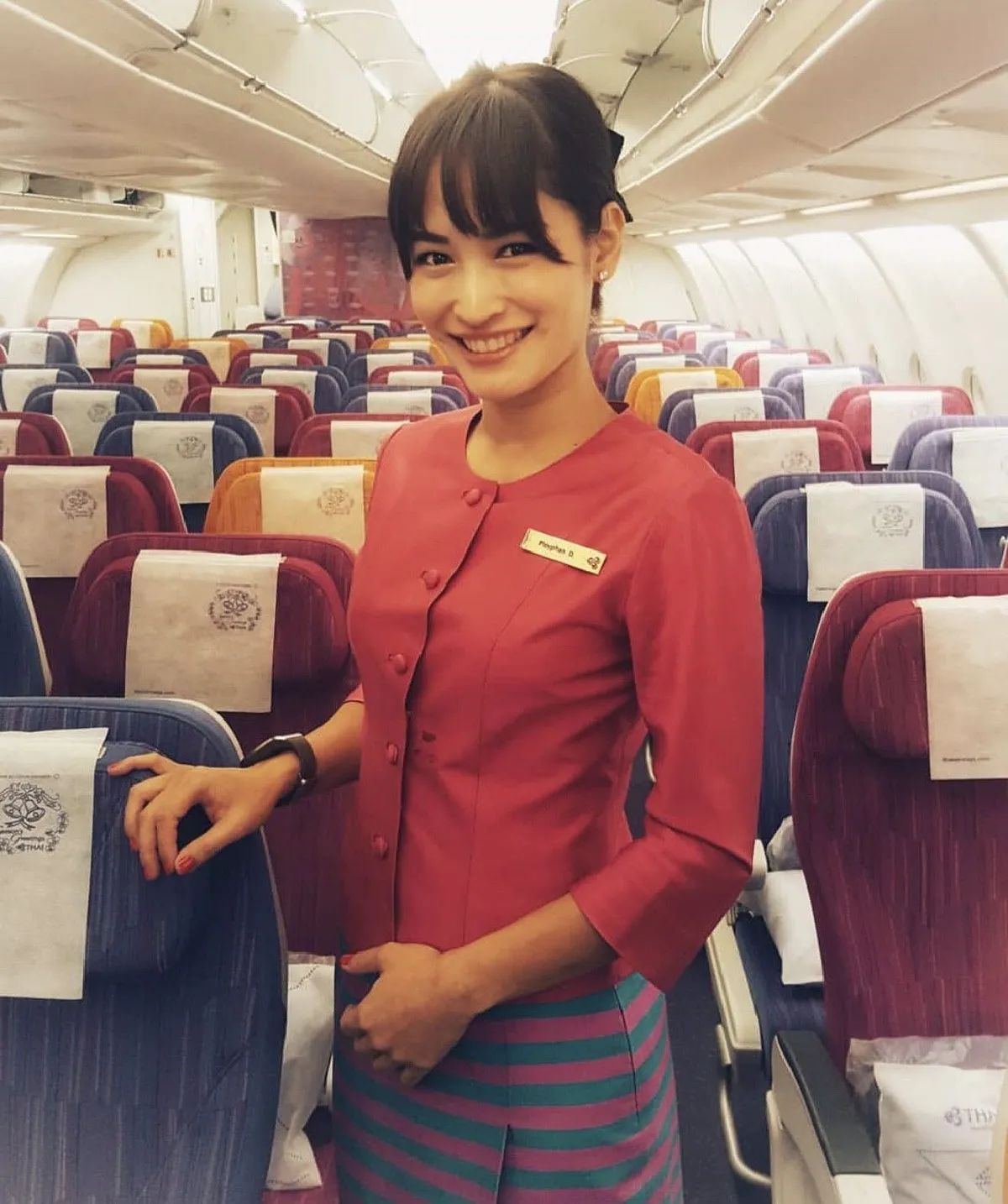 พลอย พลอยพรรณ ในมาดแอร์โฮสเตสสาว หาเงินเลี้ยงลูกทั้ง2คน