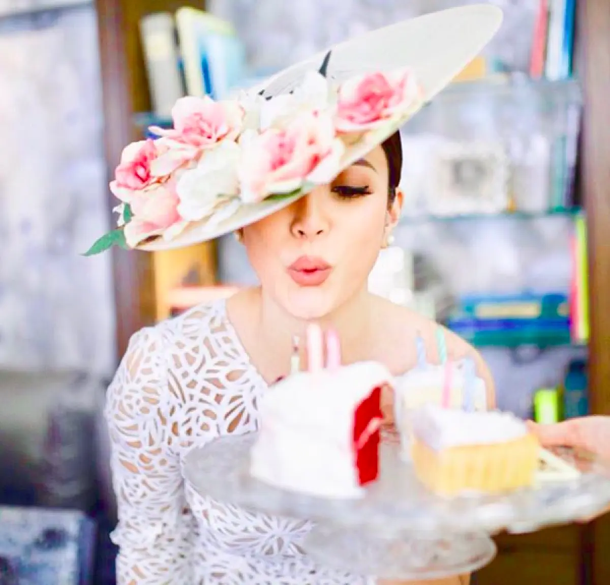 อิ่มบุญอิ่มใจ! "เอมมี่" เข้าวัดทำบุญวันเกิด 34 ปี ด้านสามีเซอร์ไพรส์หวาน