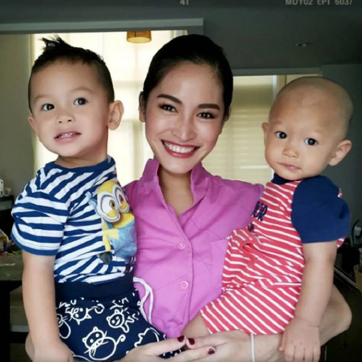 พลอย พลอยพรรณ ในมาดแอร์โฮสเตสสาว หาเงินเลี้ยงลูกทั้ง2คน