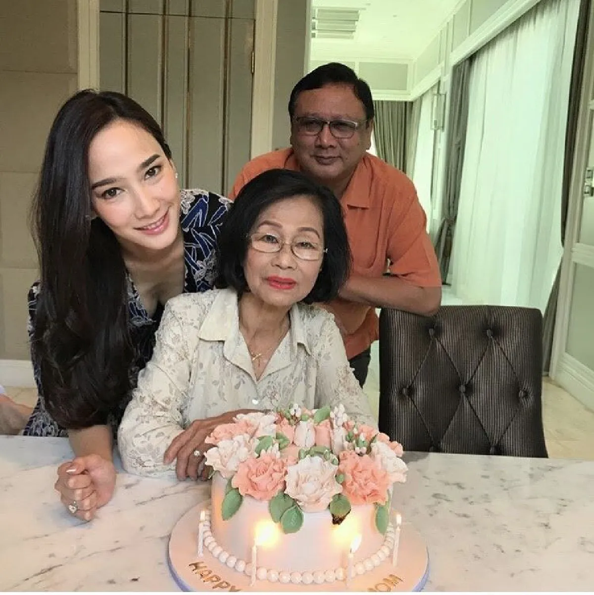 อบอุ่นพร้อมหน้า! อั้ม พัชราภา ยกเค้กอวยพรวันเกิดคุณแม่ (คลิป)