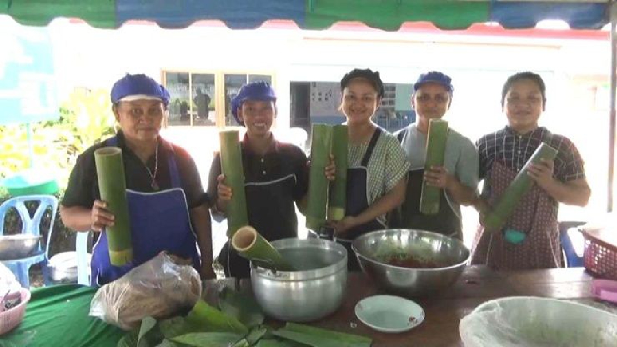 ชาวตรังรวมกลุ่ม ทำไก่ในกระบอกไม้ไผ่ขายรุ่ง ชาวตรังรวมกลุ่ม ทำไก่ในกระบอกไม้ไผ่ขายรุ่ง