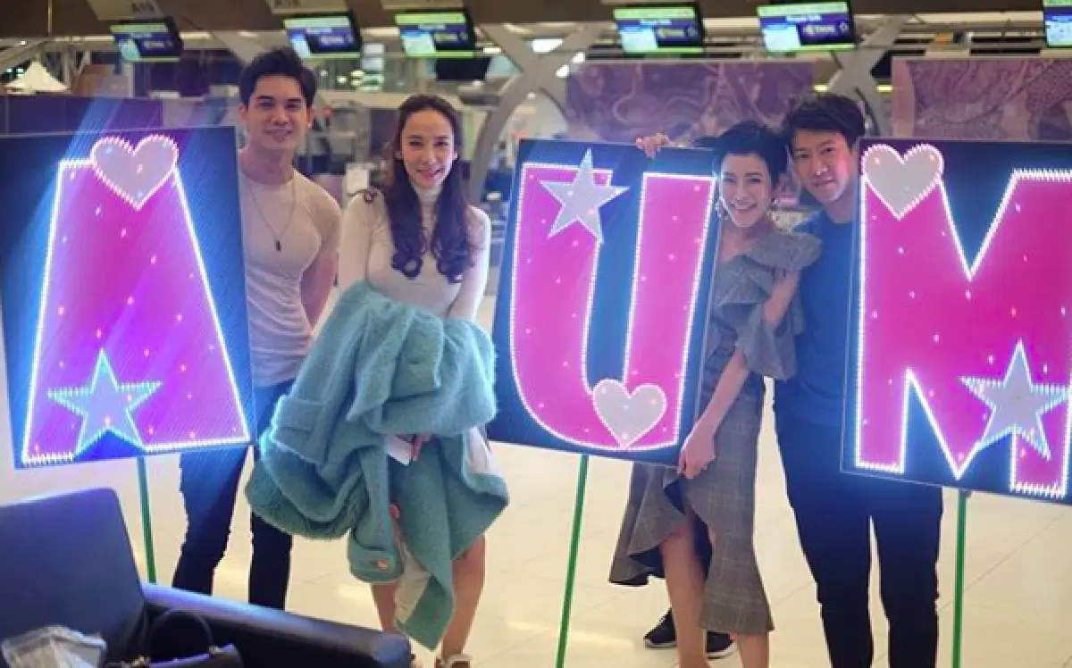 แฟนคลับตัวจริง!! “หนิง” นำทีม “ชาย-ป๊อบ” ถือป้ายไฟ ส่ง “อั้ม"