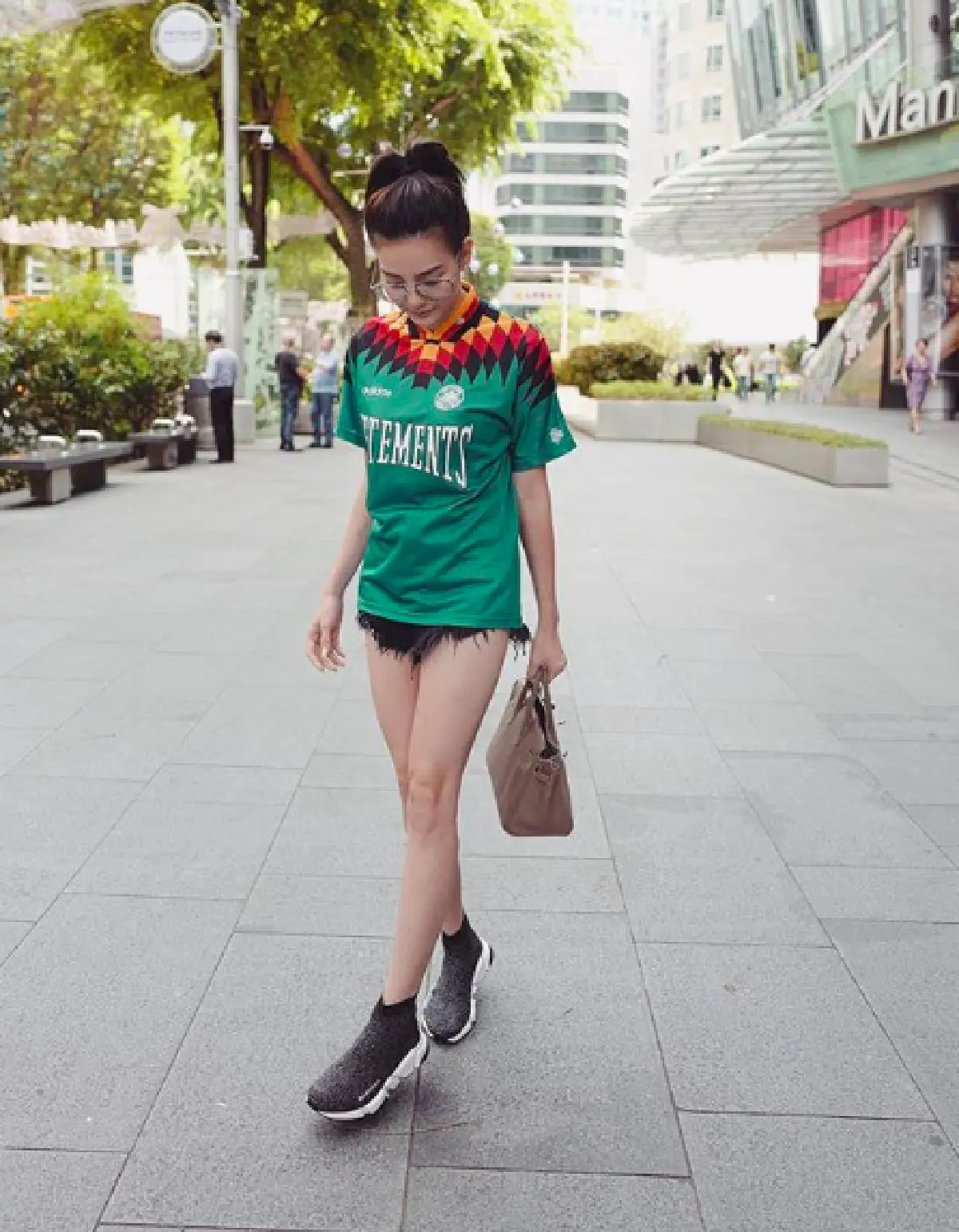 โพสต์ท่ายังไง...ให้ดูขาเรียวยาว สะกดทุกสายตาตามสไตล์คนบันเทิง