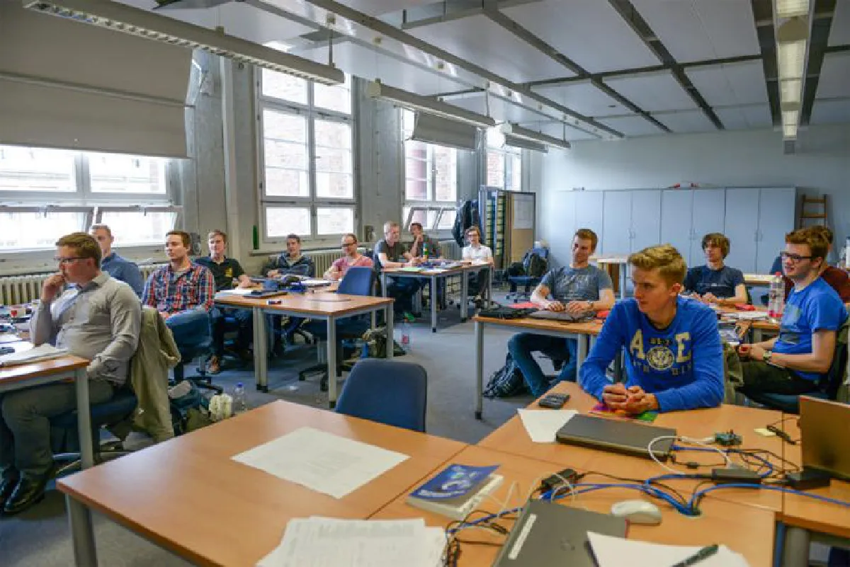 อนาคต ของโลก อนาคตของชาติ สร้างรากฐานจากการศึกษา