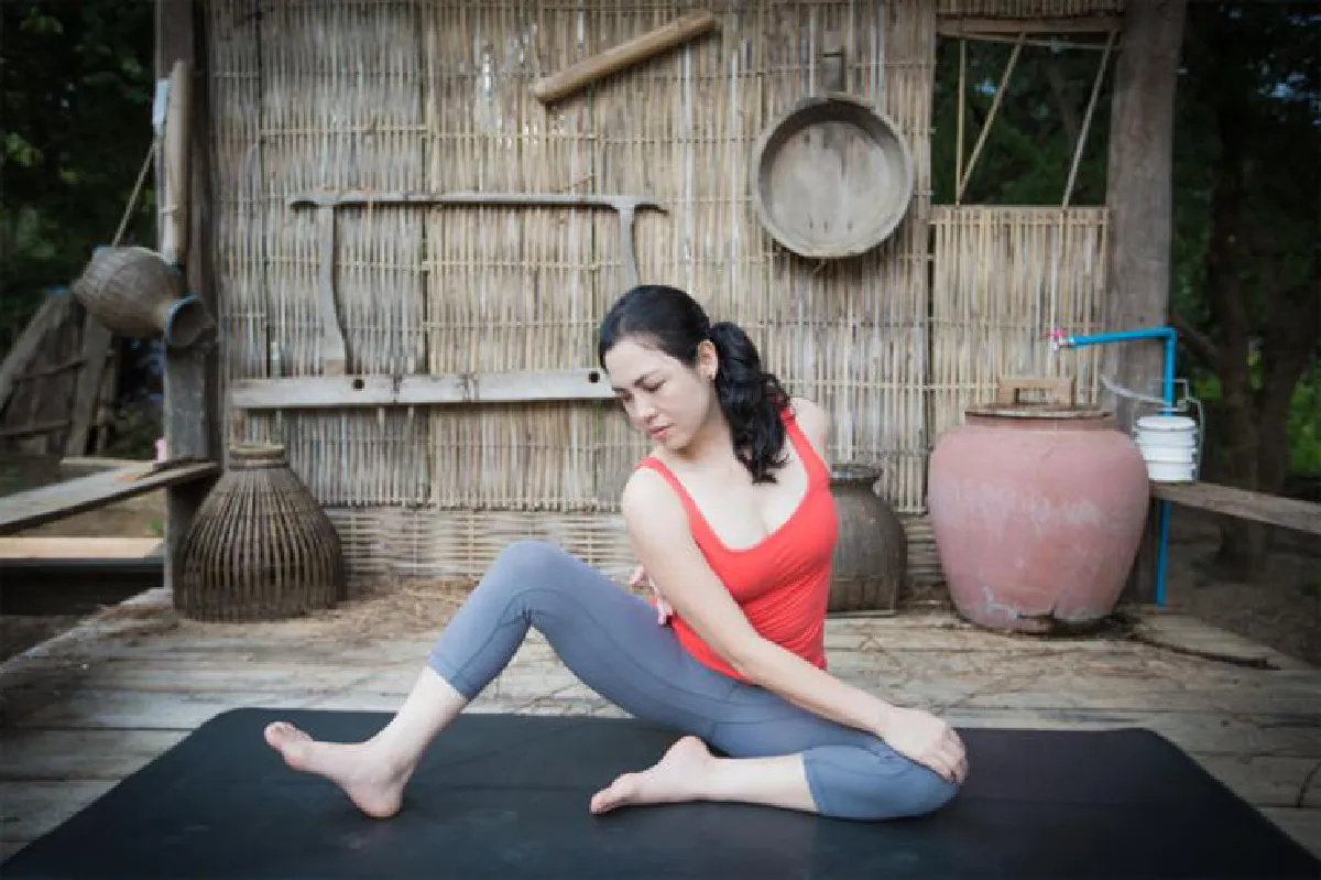 Basic seated twists into Revolved Head-to-Knee Pose Variation 2 โยคะท่าบิดที่เป็นท่านั่ง
