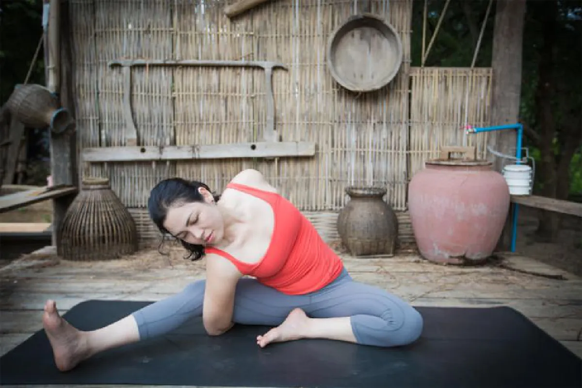 Basic seated twists into Revolved Head-to-Knee Pose Variation 2 โยคะท่าบิดที่เป็นท่านั่ง