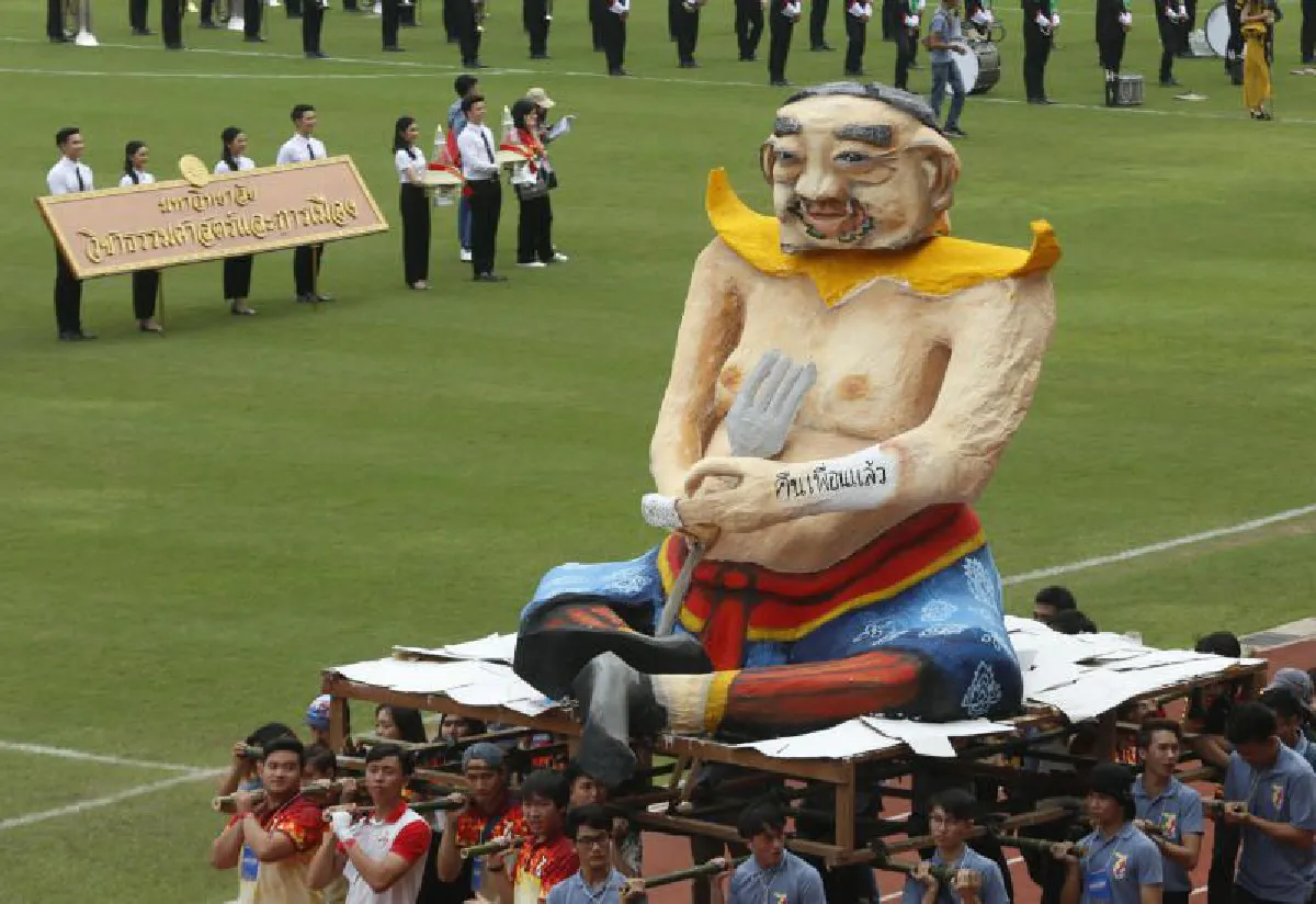 ขบวนพาเหรดล้อการเมืองโชว์ยักษ์หน้าดุใจดีโผล่พานรธน.