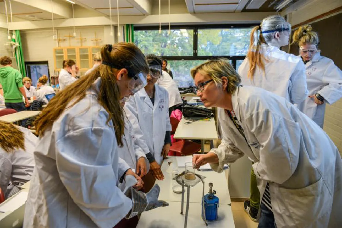 อนาคต ของโลก อนาคตของชาติ สร้างรากฐานจากการศึกษา