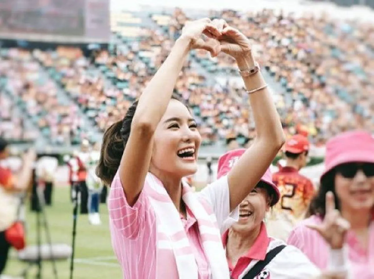 สีสันความหวาน "ตูน-ก้อย" ในงานบอลประเพณีฯ