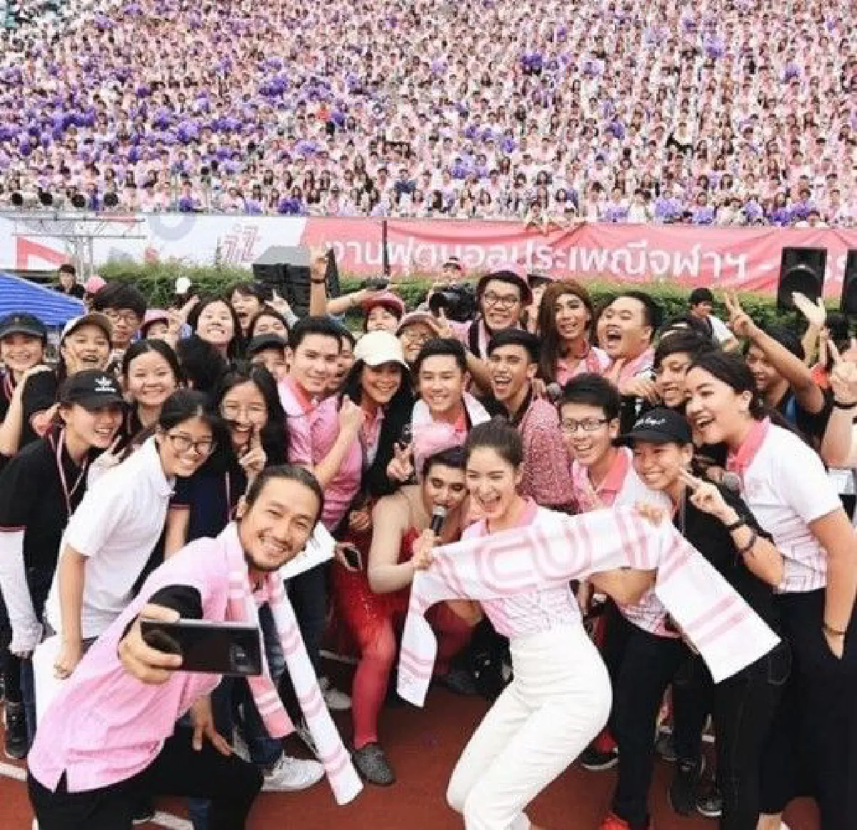 สีสันความหวาน "ตูน-ก้อย" ในงานบอลประเพณีฯ