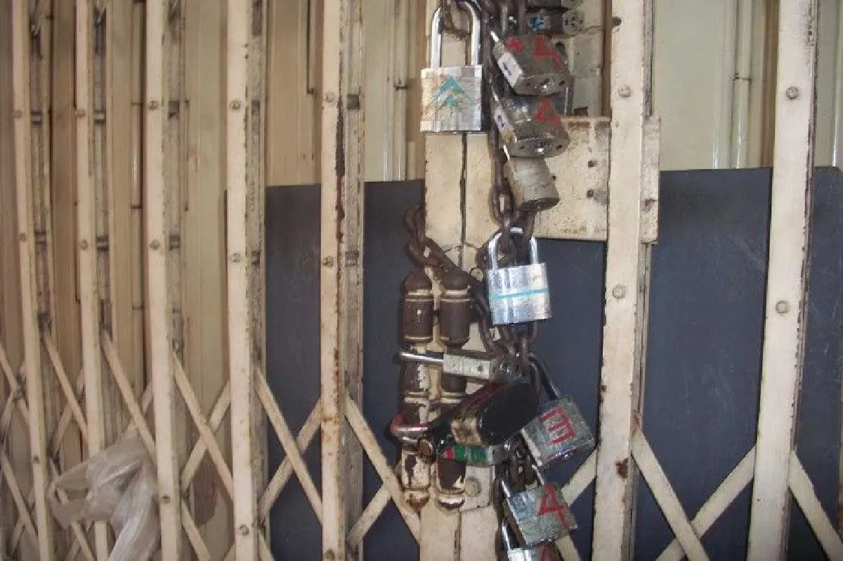 ไม่หายแน่นอน! เจ้าของร้านค้าลงทุนซื้อแม่กุญแจ14ลูกล็อคร้านป้องกันขโมย