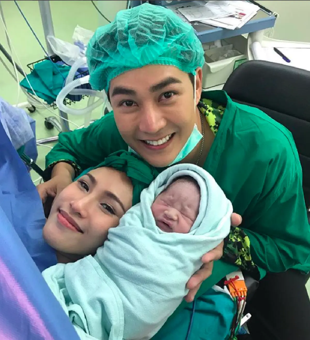 "แอมป์” เฮ! ภรรยาคลอดลูกชายคนแรก “น้องเทรย์” เมื่อช่วงเช้าที่ผ่านมา