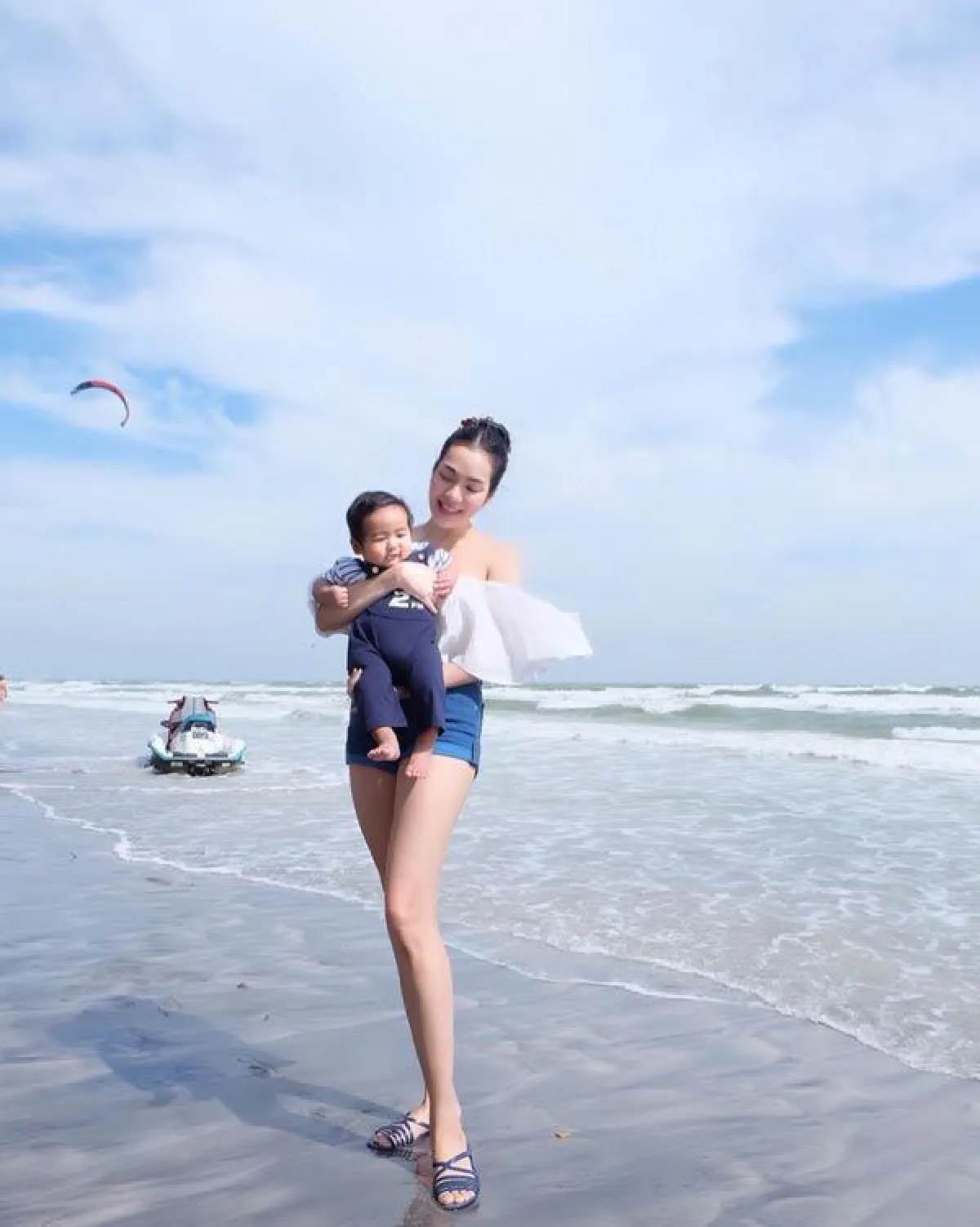 อ๋อม สกาวใจ อุ้มลูกชายเที่ยวทะเล อวดหุ่นแซ่บฉบับคุณแม่ลูกหนึ่ง