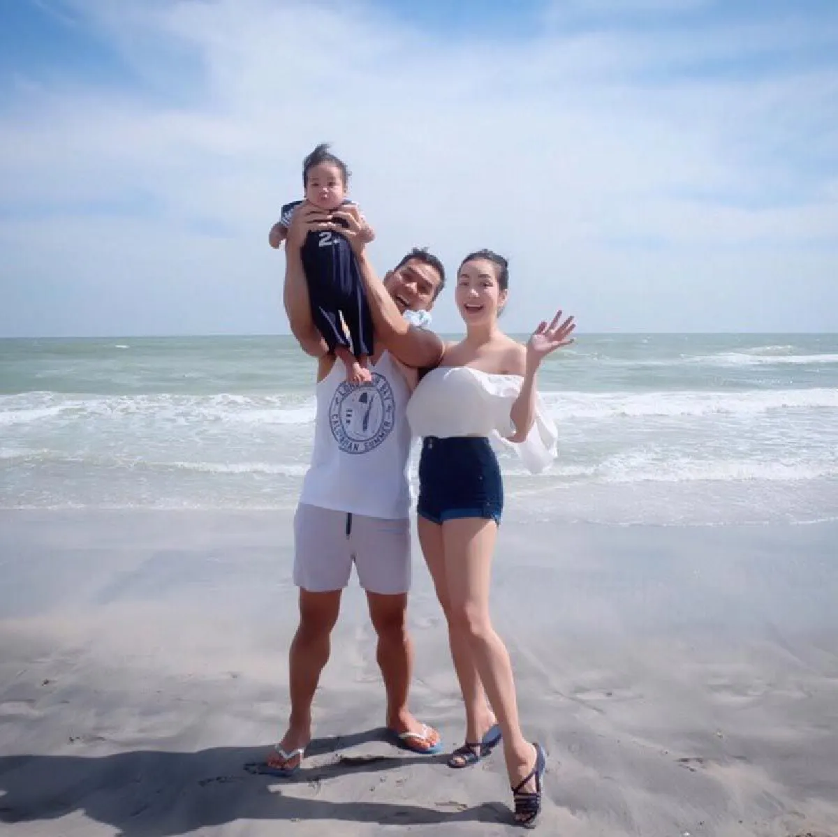 อ๋อม สกาวใจ อุ้มลูกชายเที่ยวทะเล อวดหุ่นแซ่บฉบับคุณแม่ลูกหนึ่ง