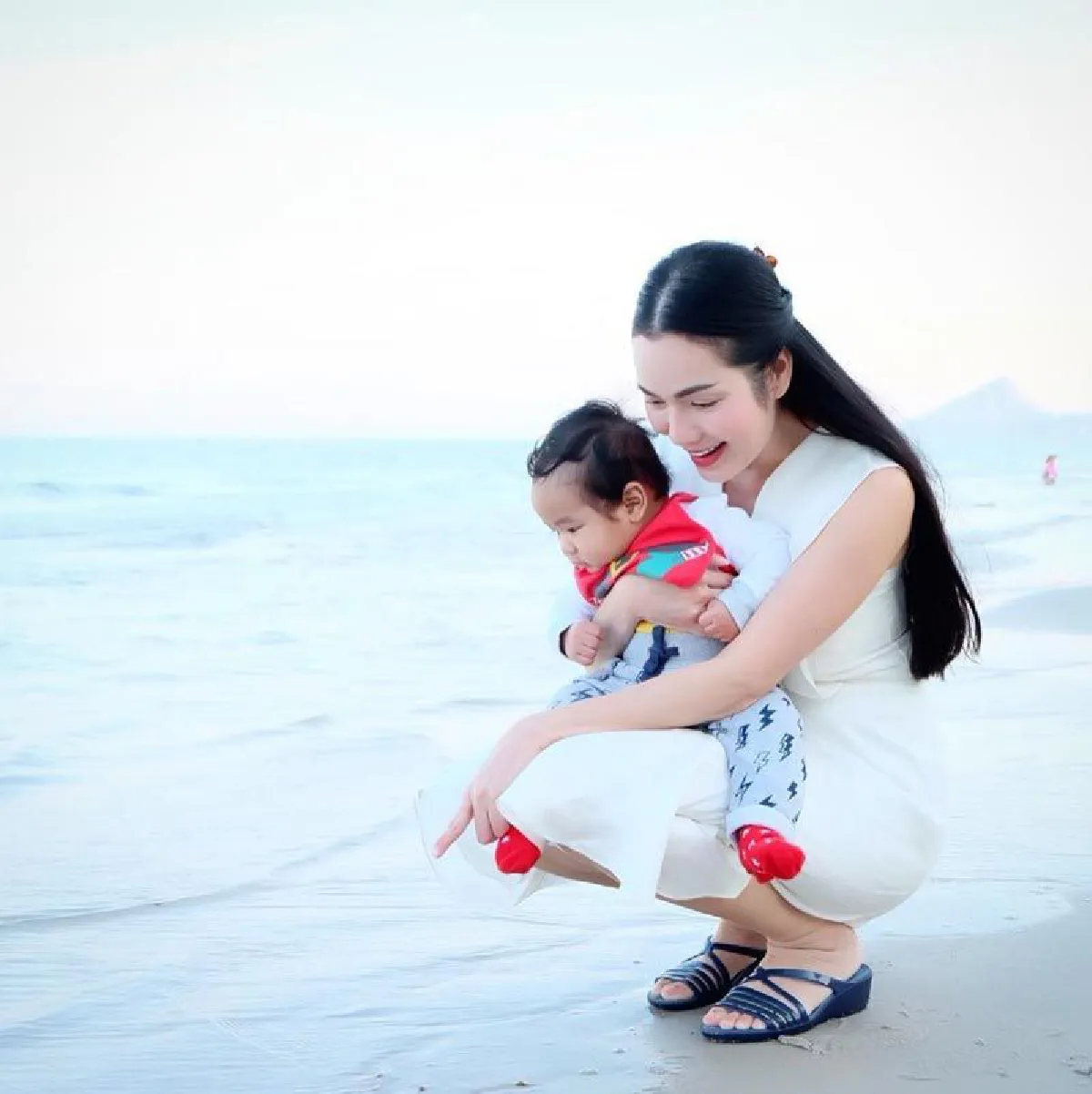 อ๋อม สกาวใจ อุ้มลูกชายเที่ยวทะเล อวดหุ่นแซ่บฉบับคุณแม่ลูกหนึ่ง