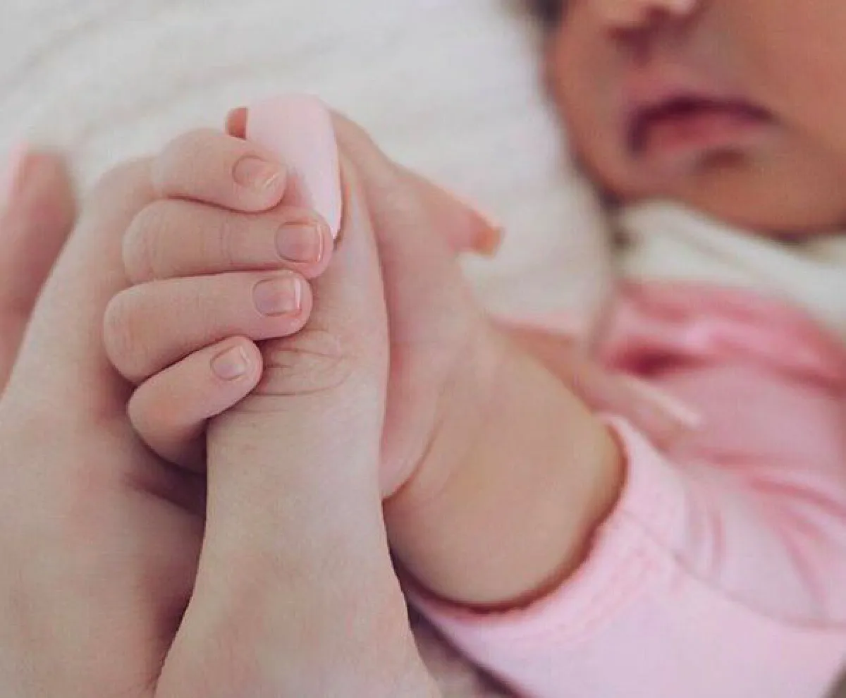 ไคลี่ เจนเนอร์ เผยภาพลูกสาวพร้อมชื่อน่ารักๆครั้งแรกว่า "สตรอมี"