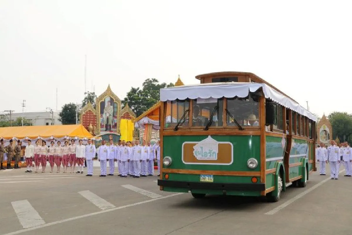 โปรดเกล้าฯ พล.อ.เปรม เปิดงานอุ่นไอรัก