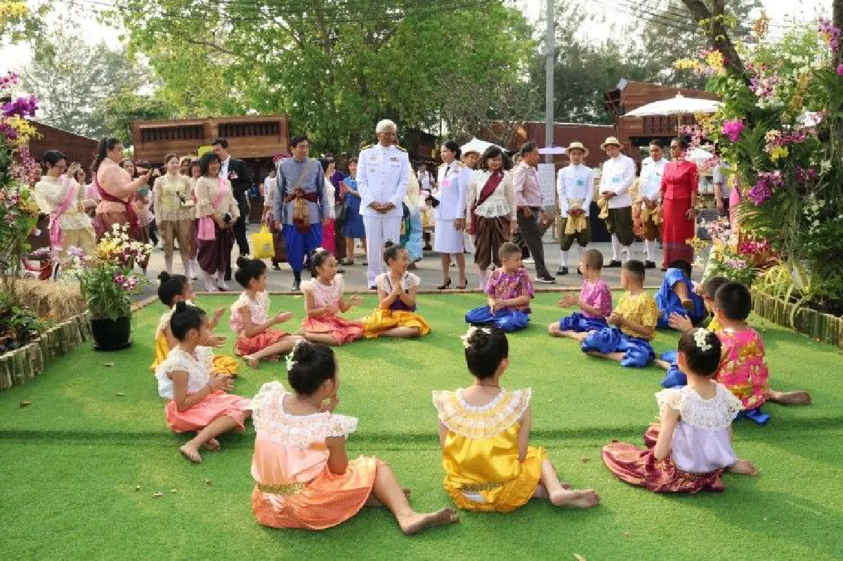 โปรดเกล้าฯ พล.อ.เปรม เปิดงานอุ่นไอรัก