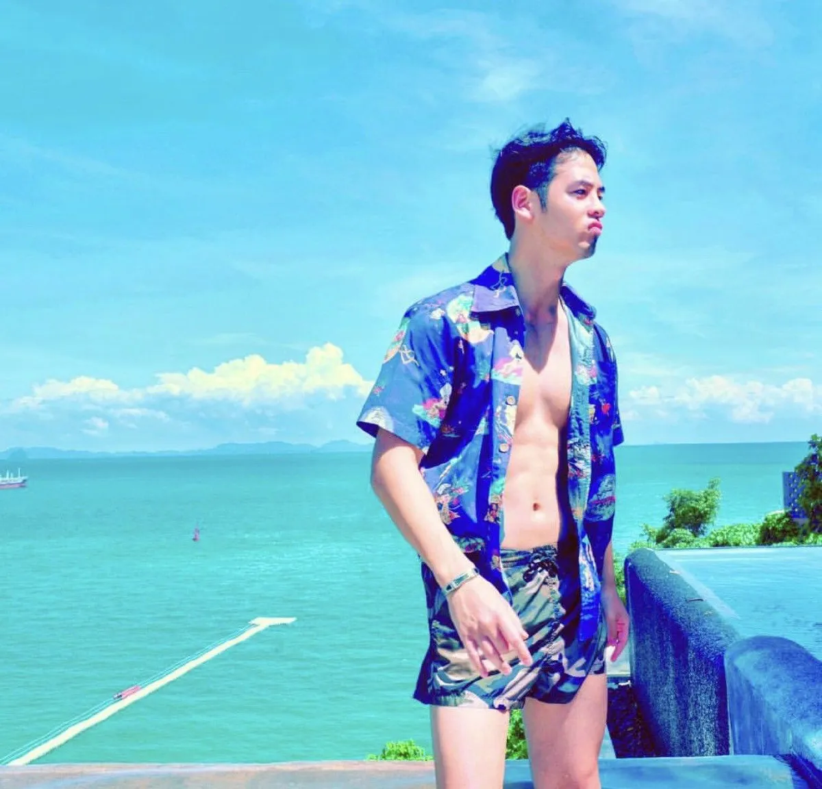หล่อตี๋โปรไฟล์ดี! ไฮโซเป๋า วฤธ อวดความเซ็กซี่ขี้เล่นริมทะเล