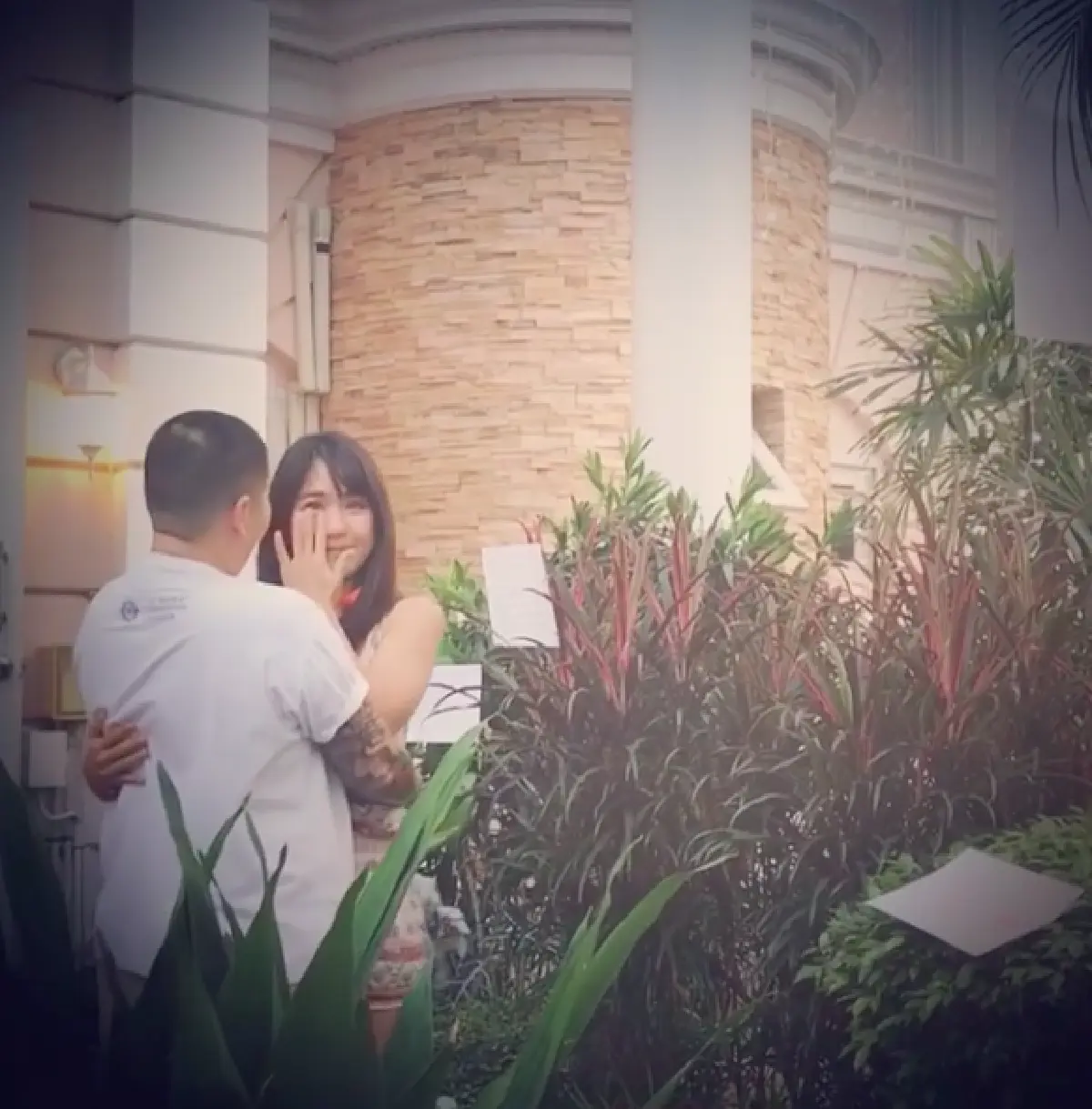 สุดซึ้ง! “ป๋าต๊อบ” จัดเซอร์ไพรส์ “ปีใหม่" คุกเข่าขอแต่งงาน ที่สวนหลังบ้าน