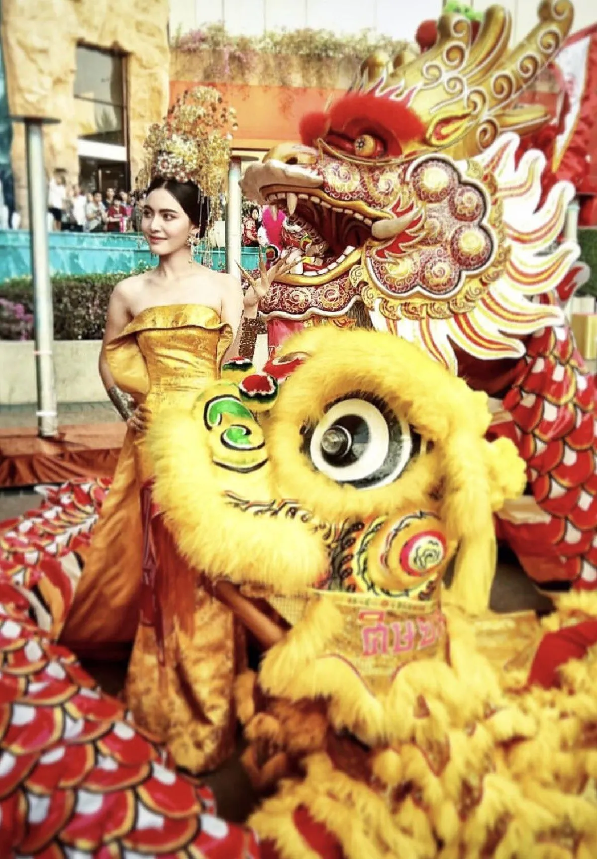 ใหม่ ดาวิกา สวยวันสวยคืน! แต่งเต็มในชุดฮองเฮารับตรุษจีน