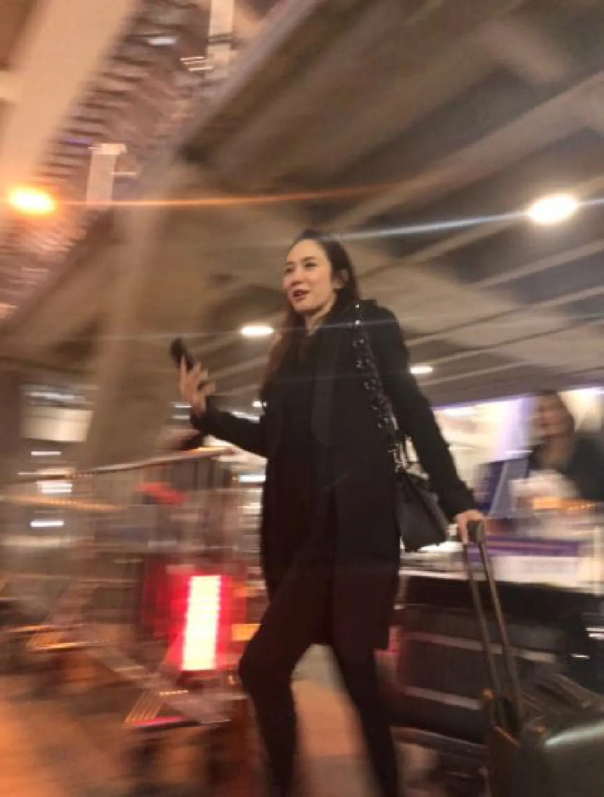 ไม่ใช่แบบที่คิดไว้! อั้ม พัชราภา มีอึ้งแฟนคลับรอรับแน่นสนามบิน