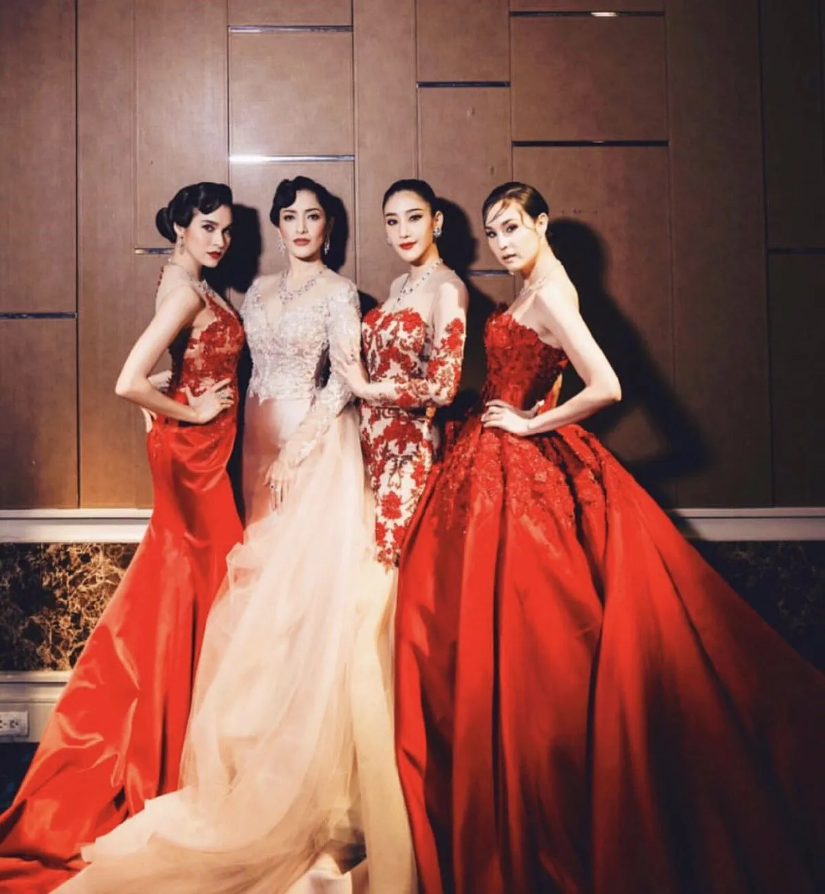 อดีตนางเอกช่อง 7 รวมตัวเดินแบบชุดราตรีฟินาเล่สุดอลังการ