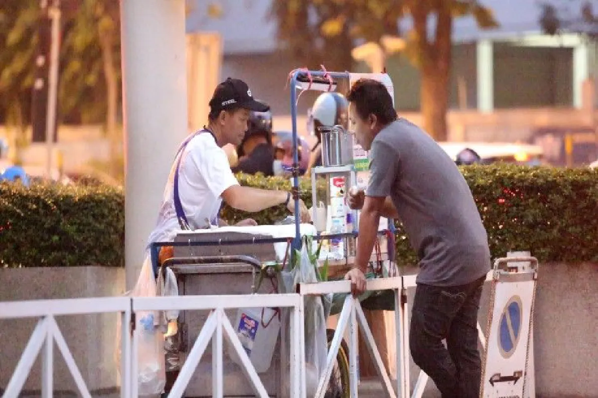 พ่อค้าใจบุญ! แจกขนมปังให้คนชรา-คนท้อง-คนยากไร้ มากว่า 4 ปี