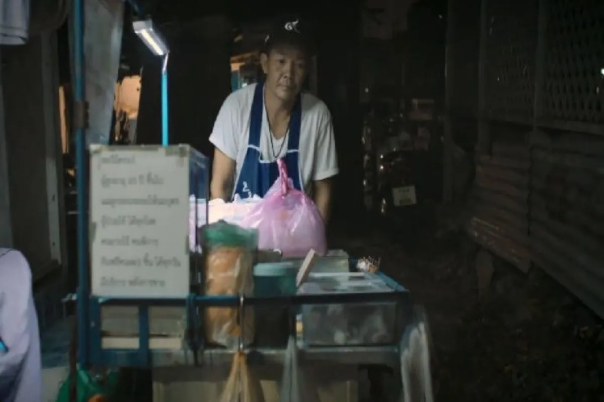 พ่อค้าใจบุญ! แจกขนมปังให้คนชรา-คนท้อง-คนยากไร้ มากว่า 4 ปี