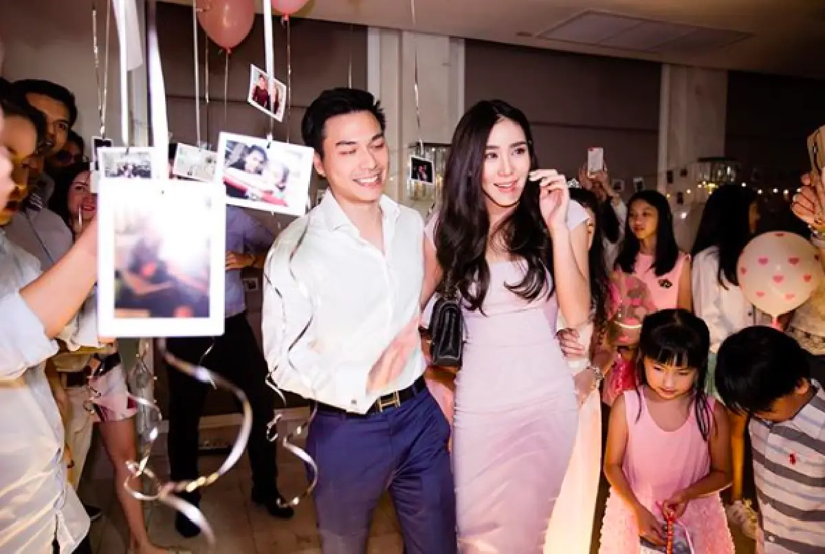 เผยภาพ "ไฮโซเคน” เซอร์ไพรส์คุกเข่าขอ "ขนมจีน” แต่งงาน