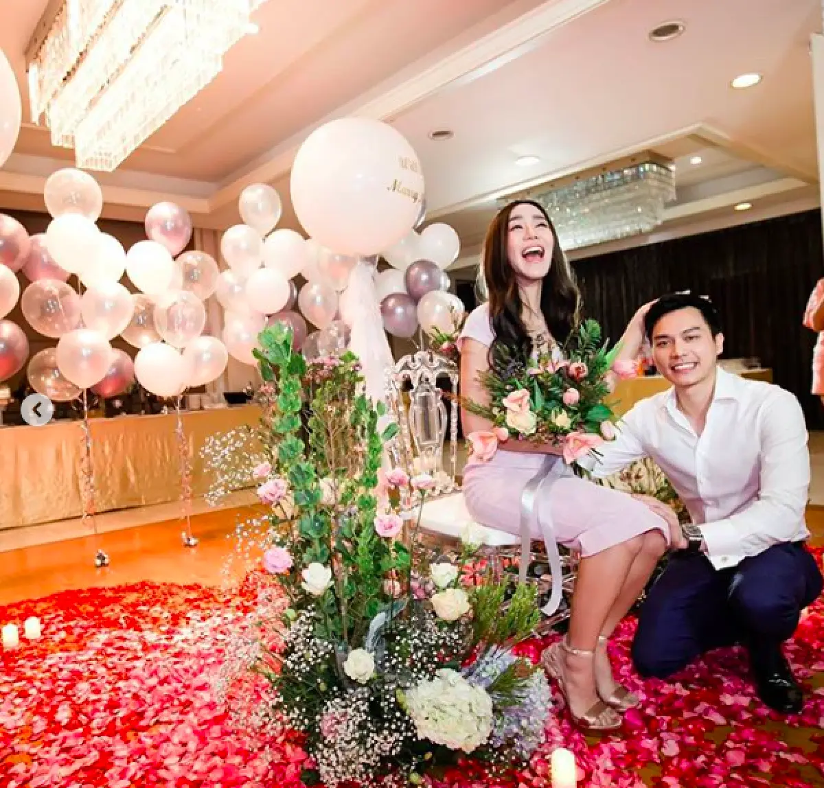 เผยภาพ "ไฮโซเคน” เซอร์ไพรส์คุกเข่าขอ "ขนมจีน” แต่งงาน