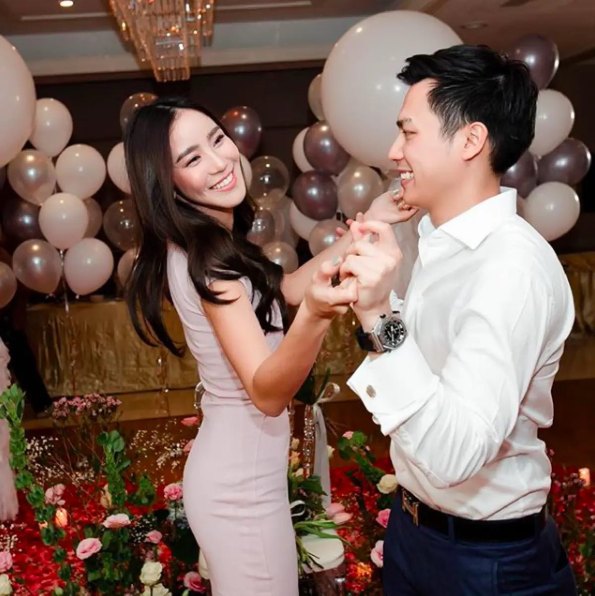 เผยภาพ "ไฮโซเคน” เซอร์ไพรส์คุกเข่าขอ "ขนมจีน” แต่งงาน