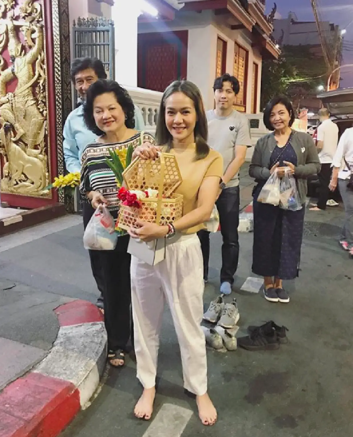 อิ่มบุญอิ่มใจ! “นิว” ร่วมทำบุญใส่บาตร “พระเป๊ก” ไม่หวั่นแม้กทม. มีมวลค่าของมลพิษ