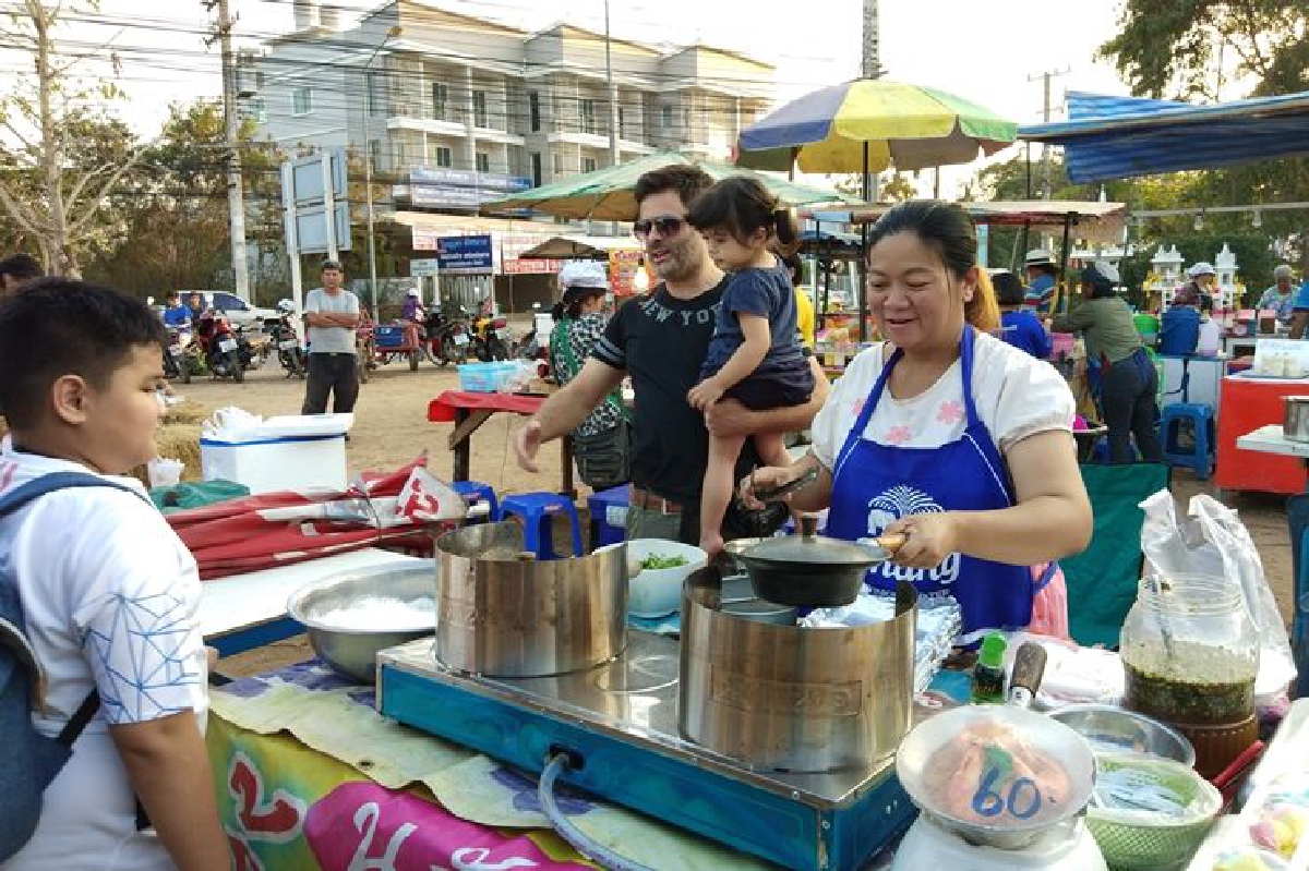 หนุ่มอิตาลีรักสาวไทยเปิดร้านขายกุ้งอบวุ้นเส้น หนุ่มอิตาลีรักสาวไทยเปิดร้านขายกุ้งอบวุ้นเส้น
