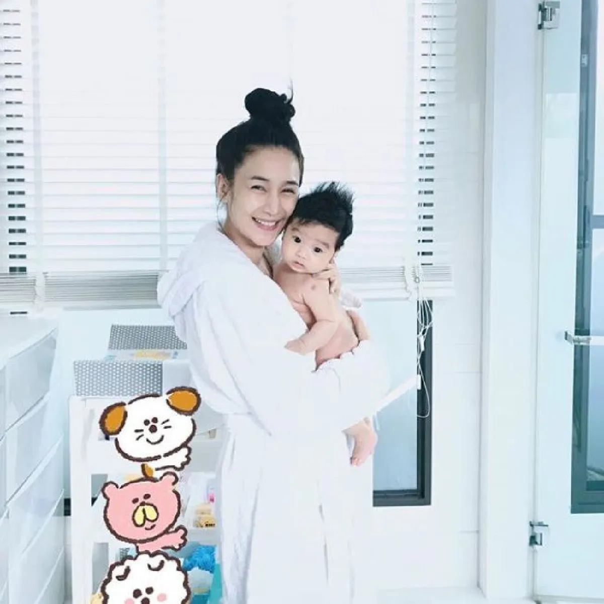 โมเม้นต์น่ารักของ เนย โชติกา พา น้องอคิณ ลงอ่างเล่นน้ำครั้งแรก