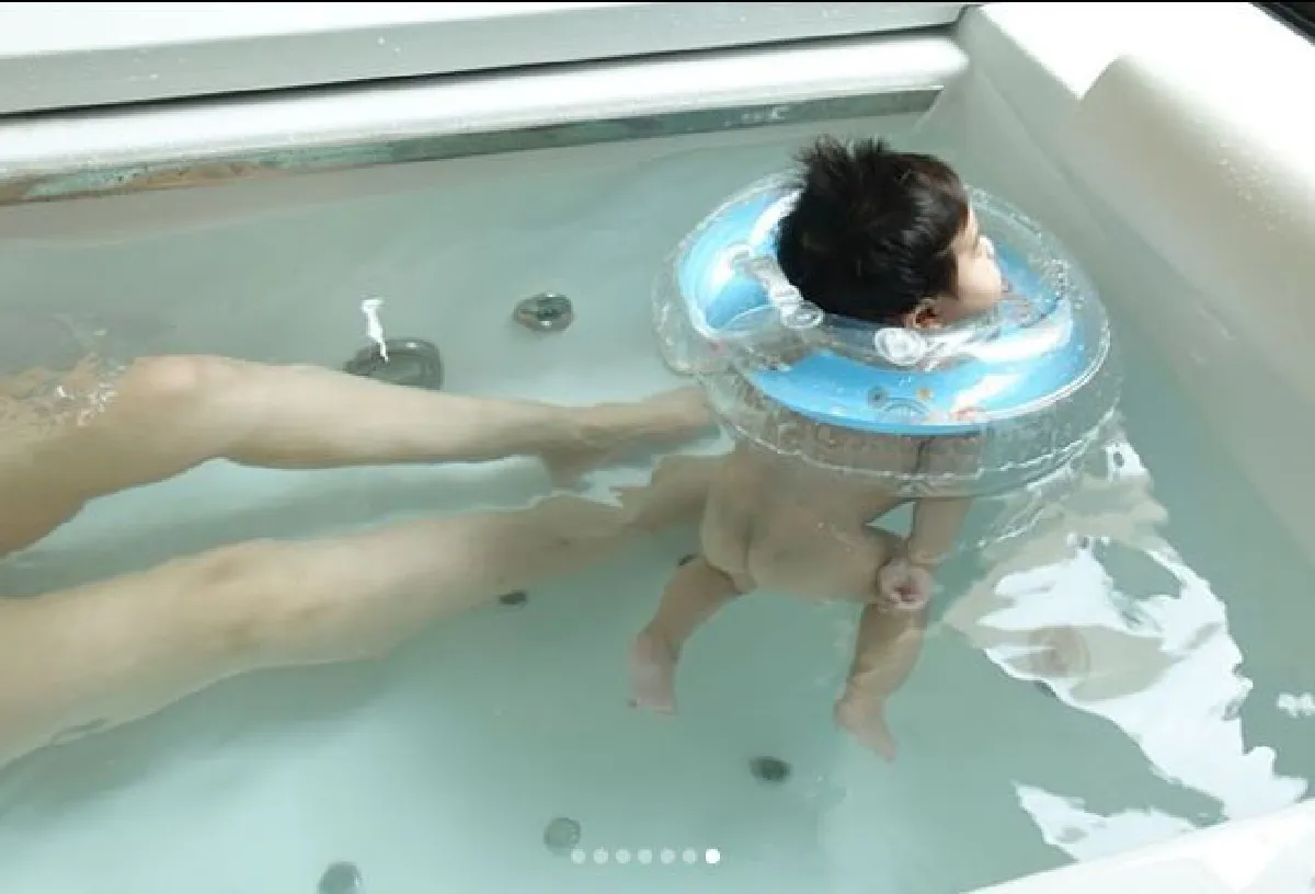 โมเม้นต์น่ารักของ เนย โชติกา พา น้องอคิณ ลงอ่างเล่นน้ำครั้งแรก