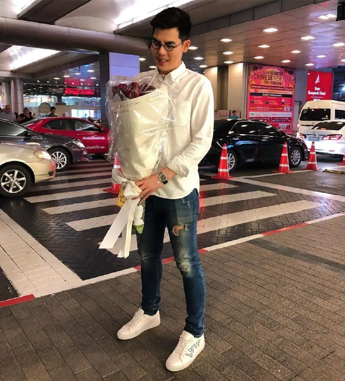 เขาคือใคร? เมย์ พิชญ์นาฏ อวดกุหลาบช่อโตแท็กหนุ่มปริศนาในวันพิเศษ