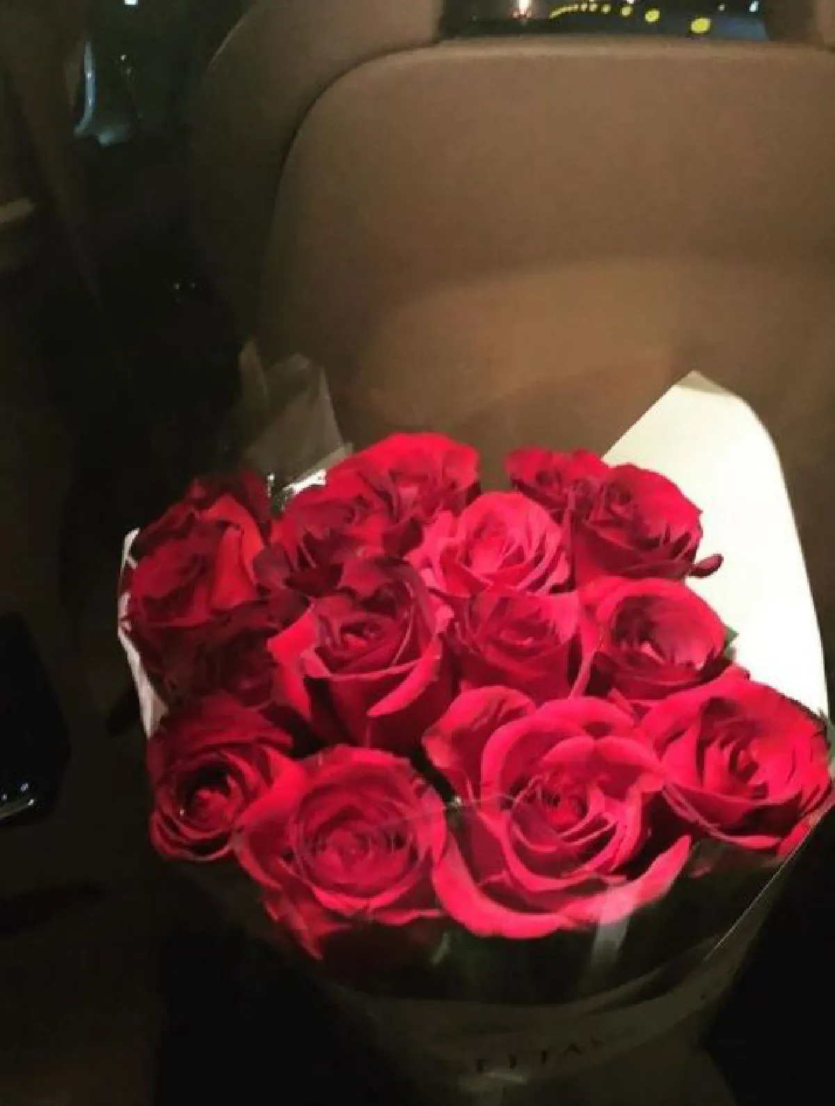 เขาคือใคร? เมย์ พิชญ์นาฏ อวดกุหลาบช่อโตแท็กหนุ่มปริศนาในวันพิเศษ