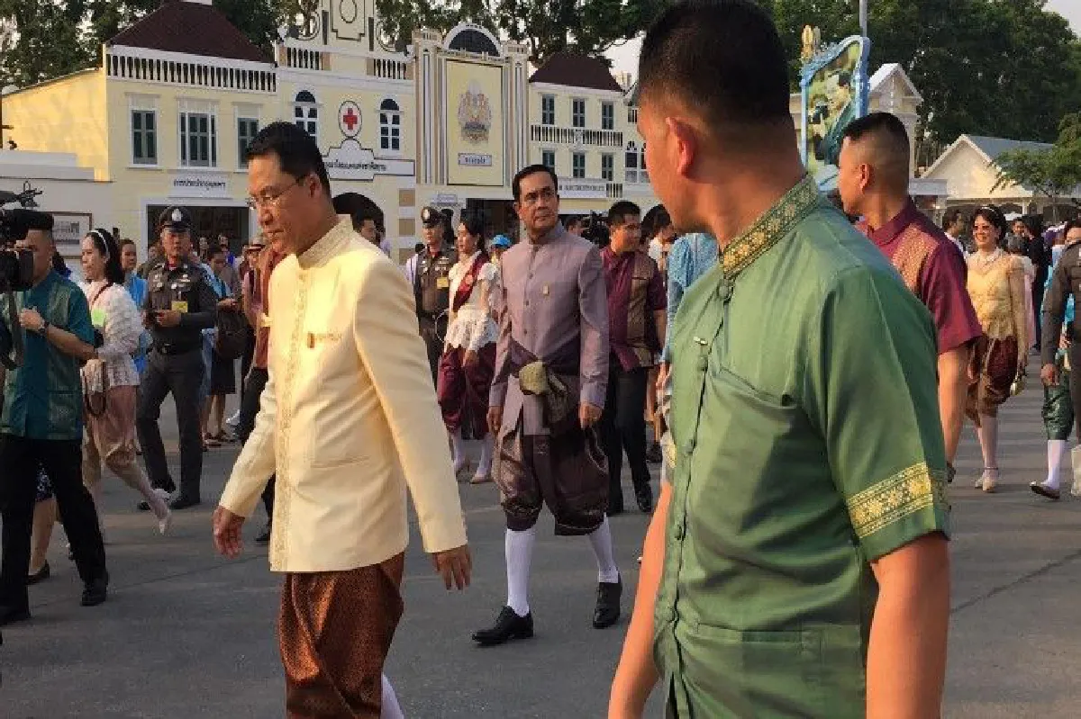 "บิ๊กตู่" นำ ครม.แต่งชุดไทยร่วมงานอุ่นไอรักคลายความหนาว