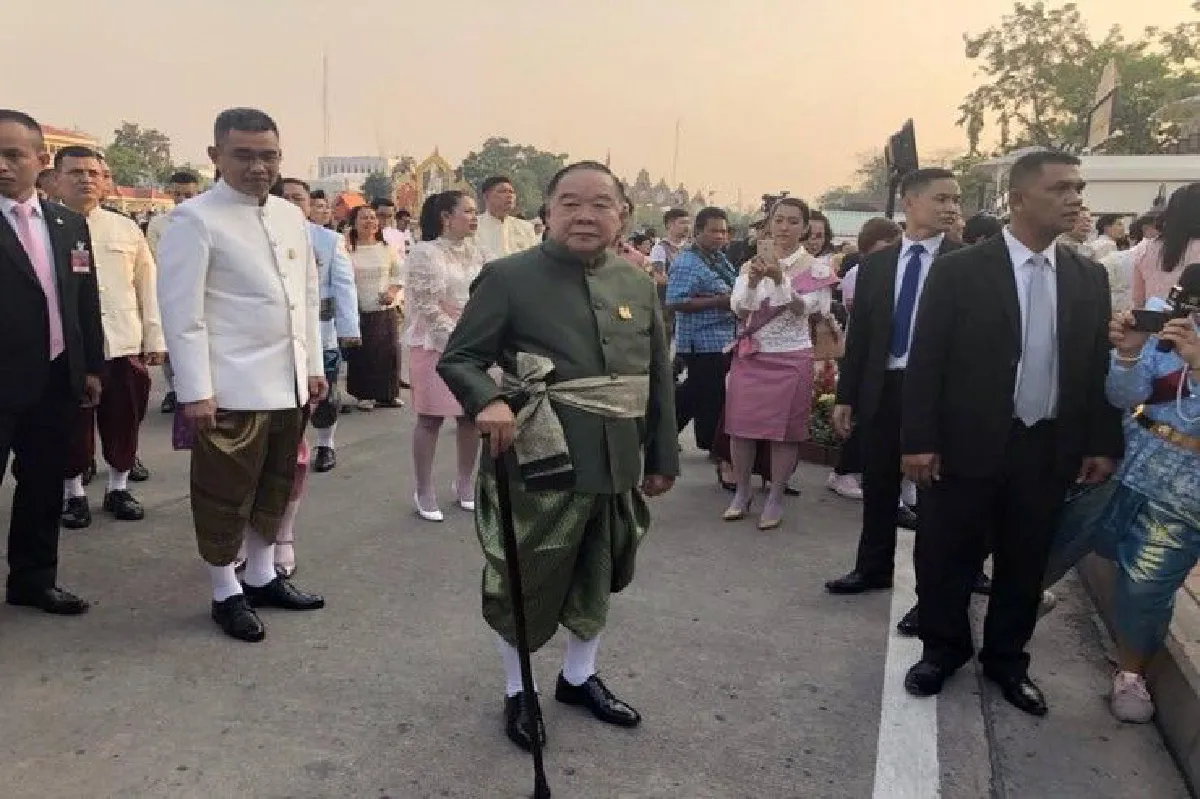 "บิ๊กตู่" นำ ครม.แต่งชุดไทยร่วมงานอุ่นไอรักคลายความหนาว