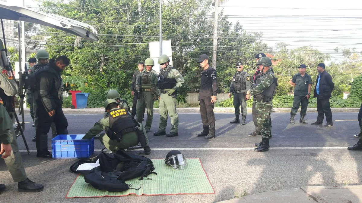 จนท.กู้ระเบิดที่ติดตั้งในกระป๋องน้ำจักรยานก่อนถูกนำไปจอดทิ้ง