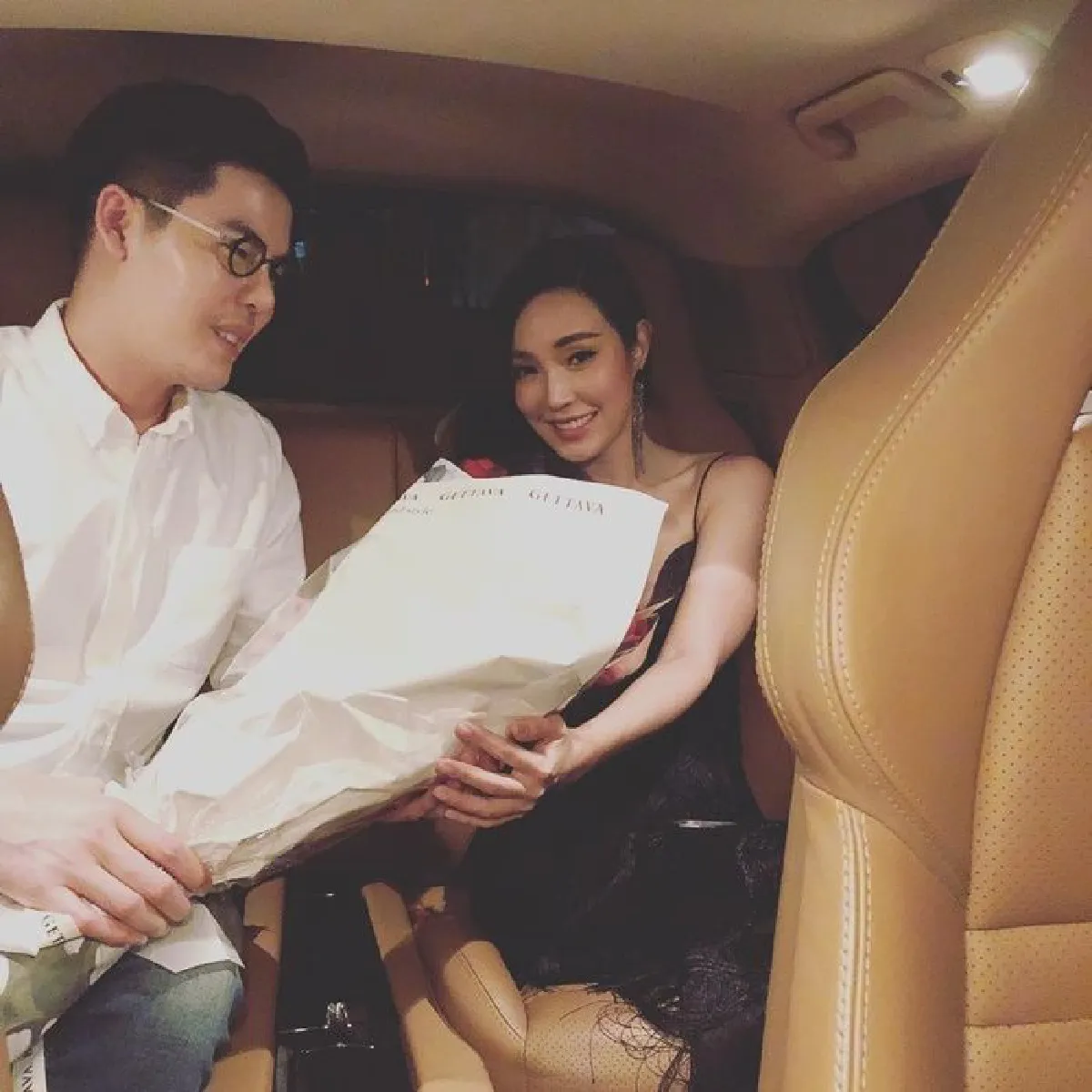 เขาคือใคร? เมย์ พิชญ์นาฏ อวดกุหลาบช่อโตแท็กหนุ่มปริศนาในวันพิเศษ