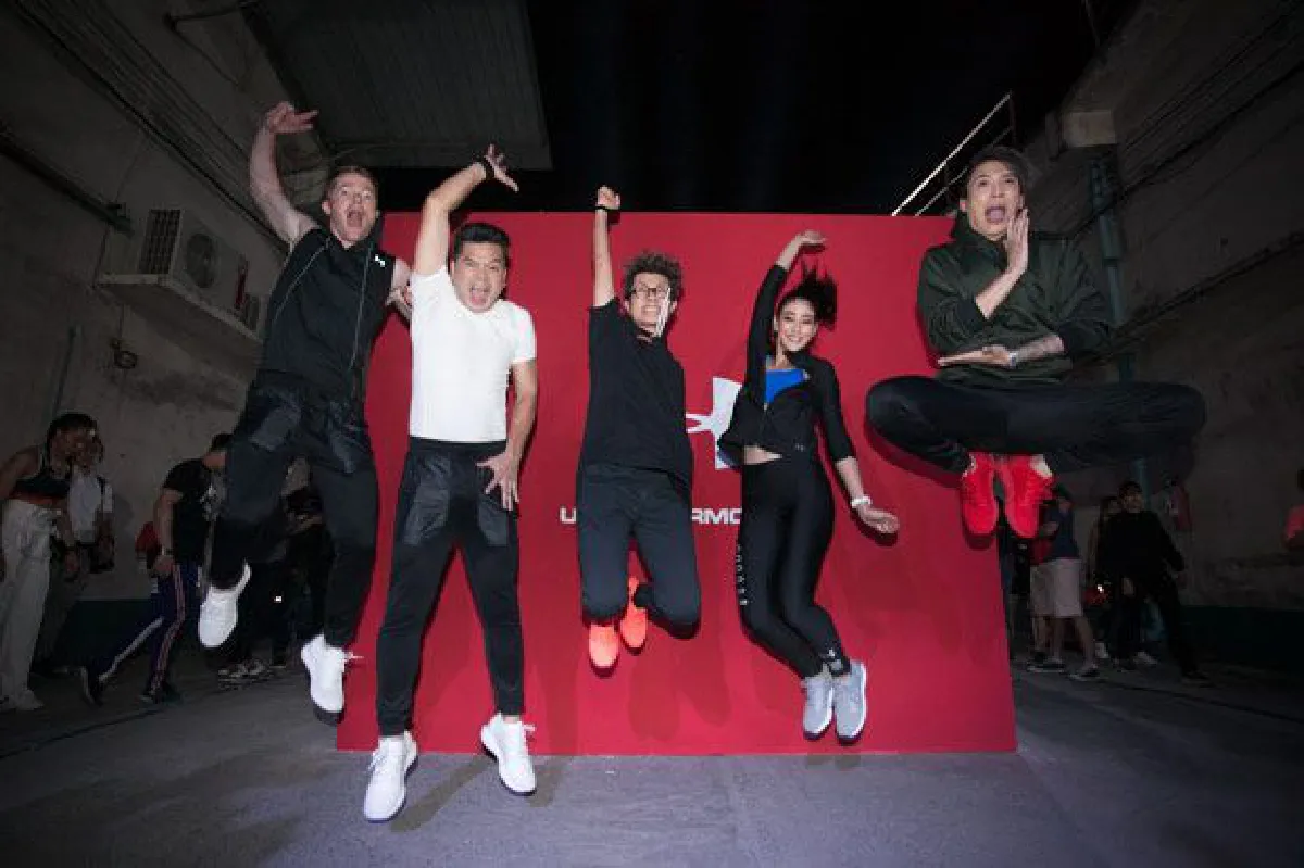 Gravity holds you down. HOVR lifts you up HOVR รองเท้าวิ่งใหม่ให้ความรู้สึกไร้แรงโน้มถ่วง ประสิทธิภาพการวิ่งนานขึ้น ถีบตัวสูงขึ้น การเคลื่อนไหวที่เฉียบคมมากขึ้น