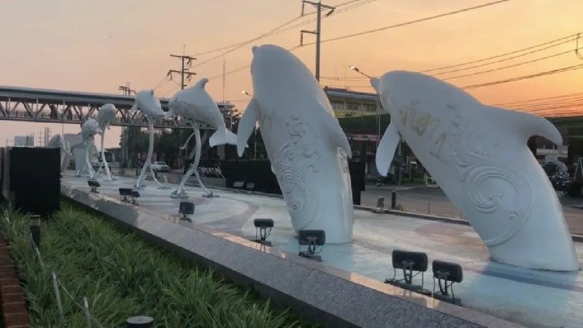 คนมือบอน! พ่นสีรูปปั้น "ปลาโลมา" สัญลักษณ์อุโมงค์ลอดแยกพัทยากลาง