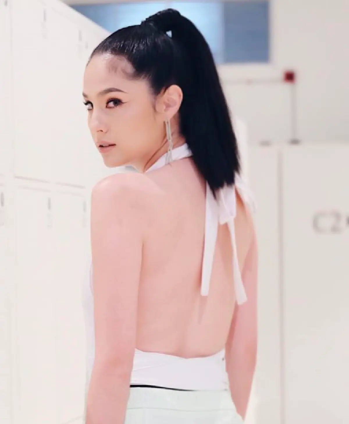 “ขวัญ” อวดกุหลาบสีแดงช่อโต ของขวัญวาเลนไทน์จากหนุ่มปริศนา “Mr.J”